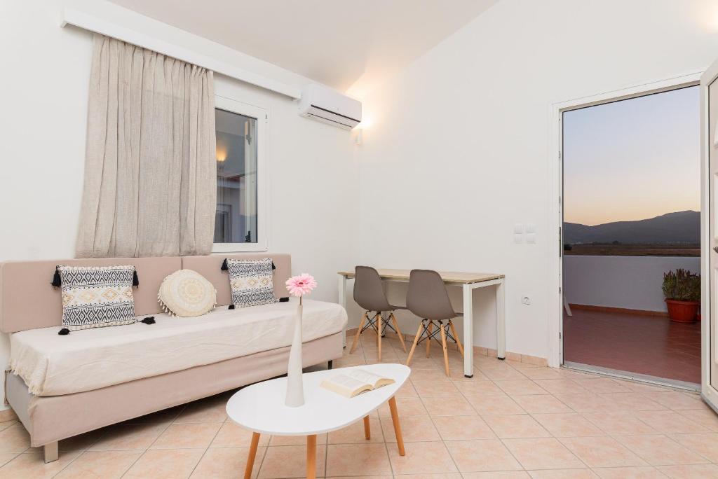 A seating area at Naftilos Rosmarinus Apartments