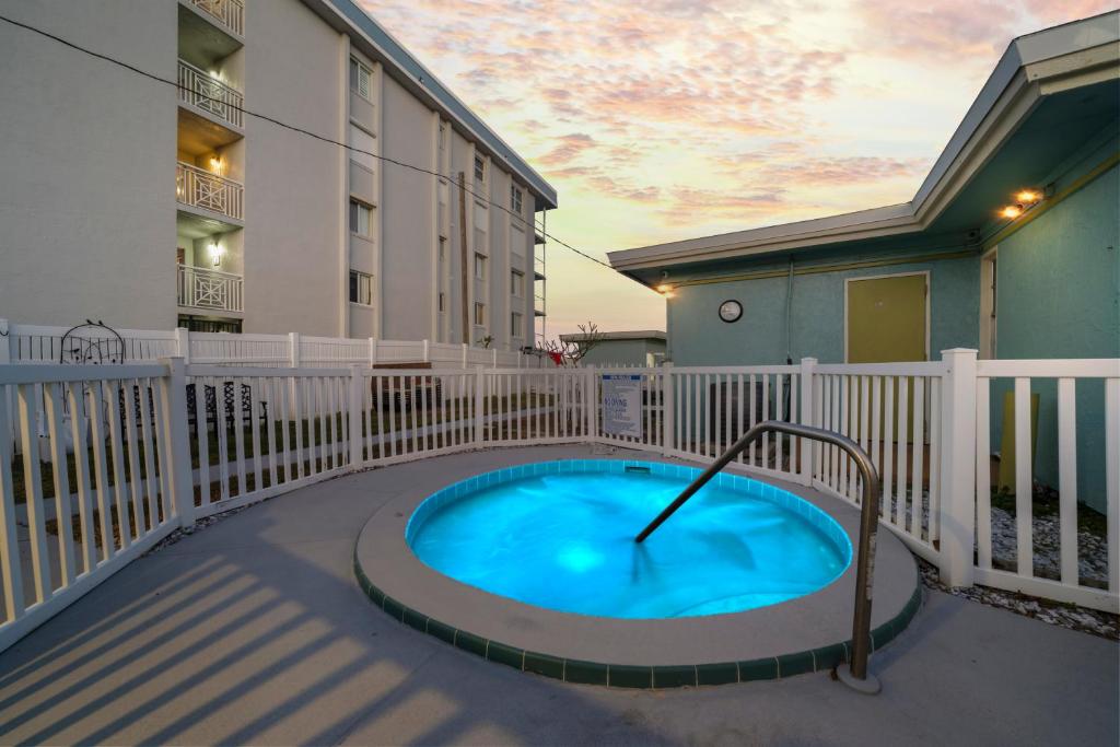 Bassein majutusasutuses Unit 113 - Oceanfront Unit -2br1ba Heated Pool! või selle lähedal