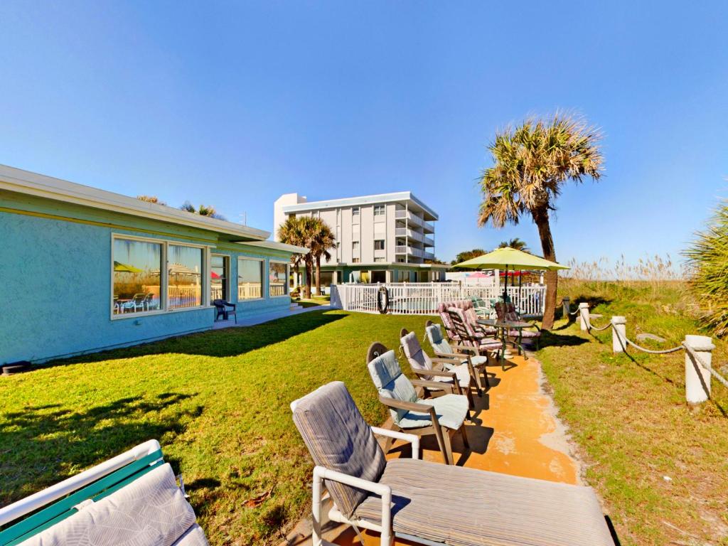 Aed väljaspool majutusasutust Unit 113 - Oceanfront Unit -2br1ba Heated Pool!
