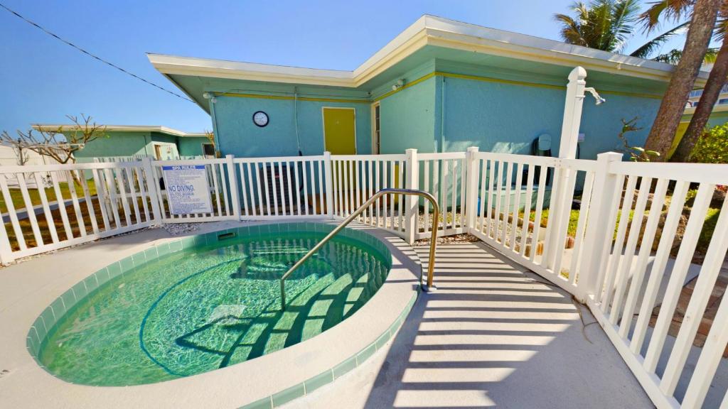 Rõdu või terrass majutusasutuses Unit 113 - Oceanfront Unit -2br1ba Heated Pool!