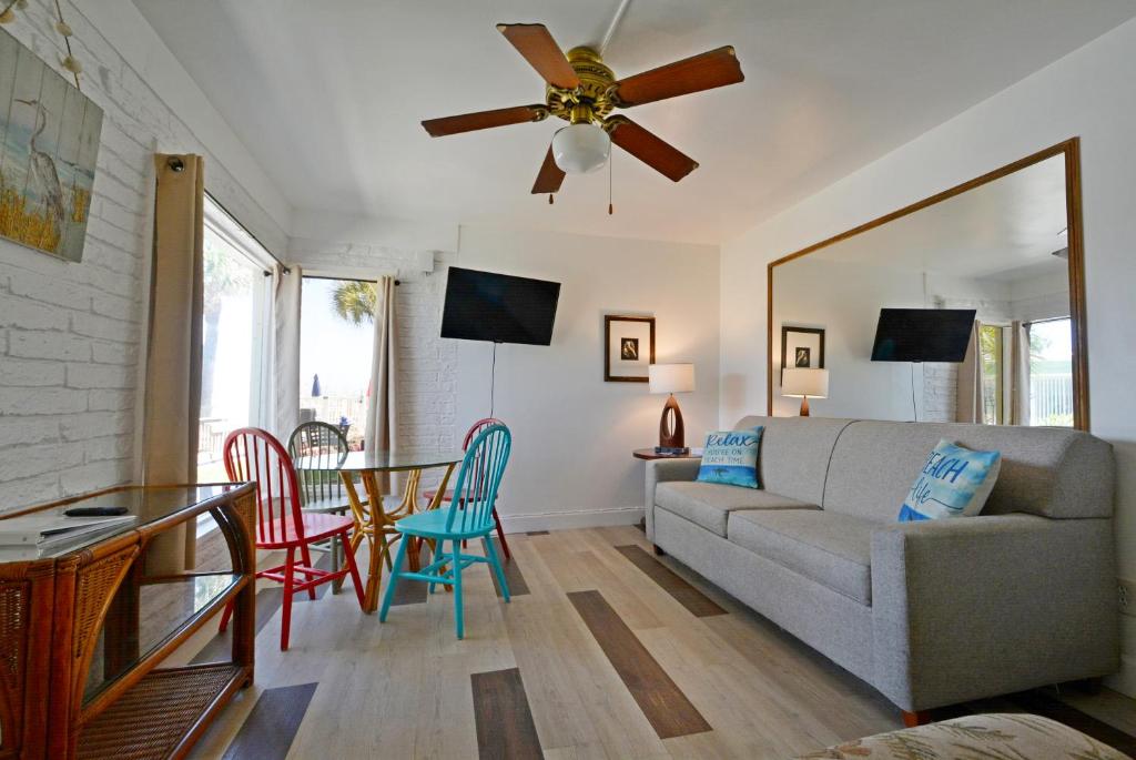 Televiisor ja/või meelelahutuskeskus majutusasutuses Unit 113 - Oceanfront Unit -2br1ba Heated Pool!