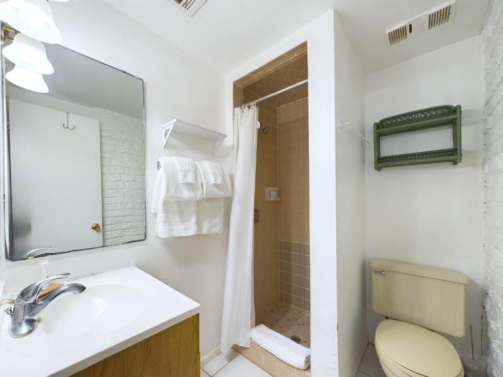 Koupelna v ubytování Unit 119 Direct Oceanfront Views 2br Heated Pool