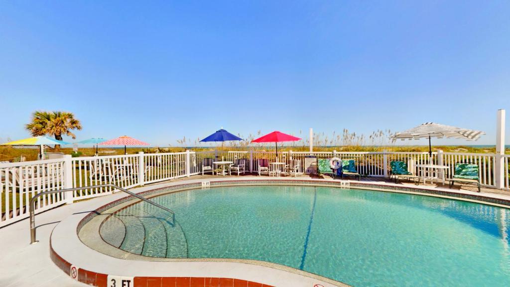 Bazén v ubytování Unit 119 Direct Oceanfront Views 2br Heated Pool nebo v jeho okolí