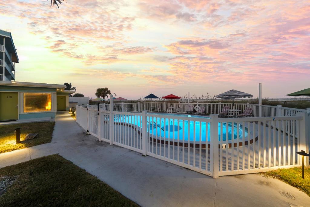 Bazén v ubytování Unit 117 Direct Oceanfront Views 2br Heated Pool nebo v jeho okolí