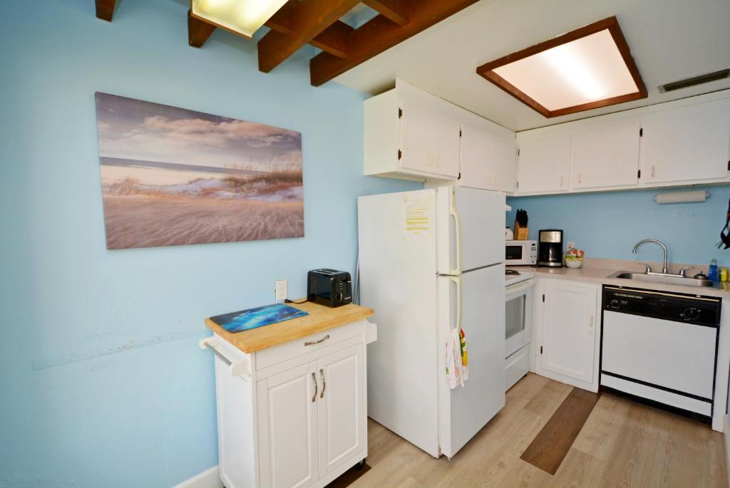 Kuchyň nebo kuchyňský kout v ubytování Unit 117 Direct Oceanfront Views 2br Heated Pool