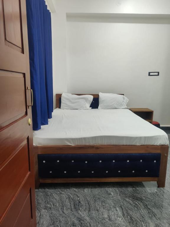 Postel nebo postele na pokoji v ubytování ShivSangit HomeStay