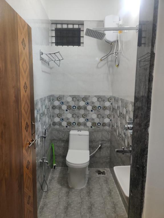 Koupelna v ubytování ShivSangit HomeStay