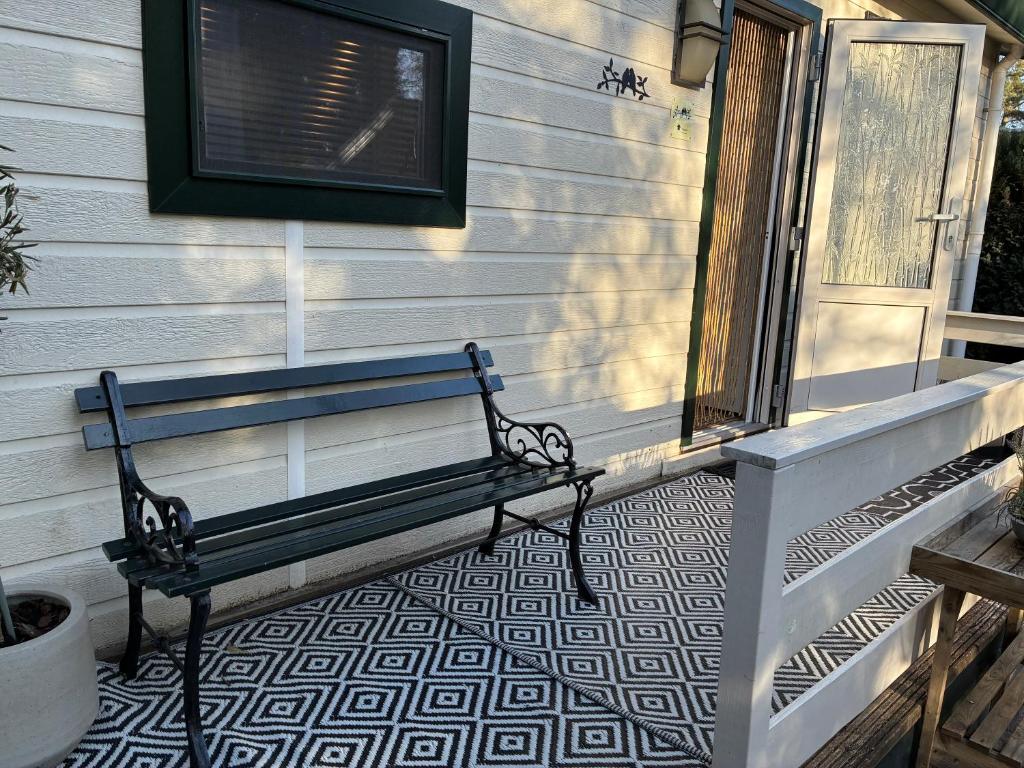 Rõdu või terrass majutusasutuses 't Tjilpplekje, 4-persoons chalet met privé hottub
