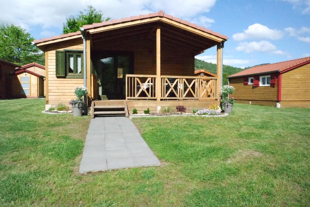 une cabine dans une cour avec une terrasse couverte dans l'établissement Chalet Hertzland, à Ranspach