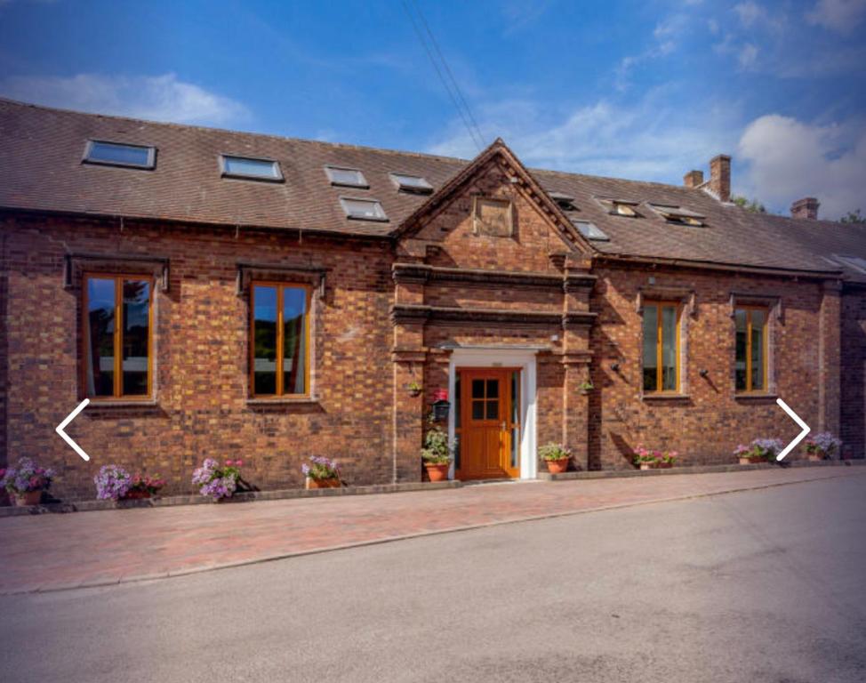 an old brick house with at Peace cottage in Telford