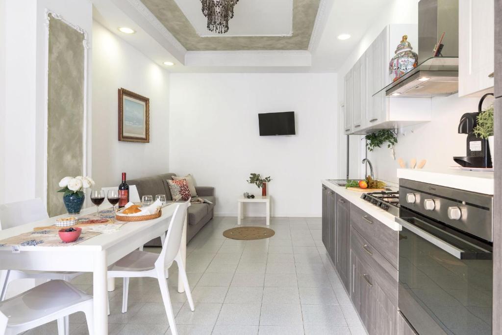 una cucina e un soggiorno con un tavolo e un divano di Italian Experience-La Rondine Apartment a Porto Recanati