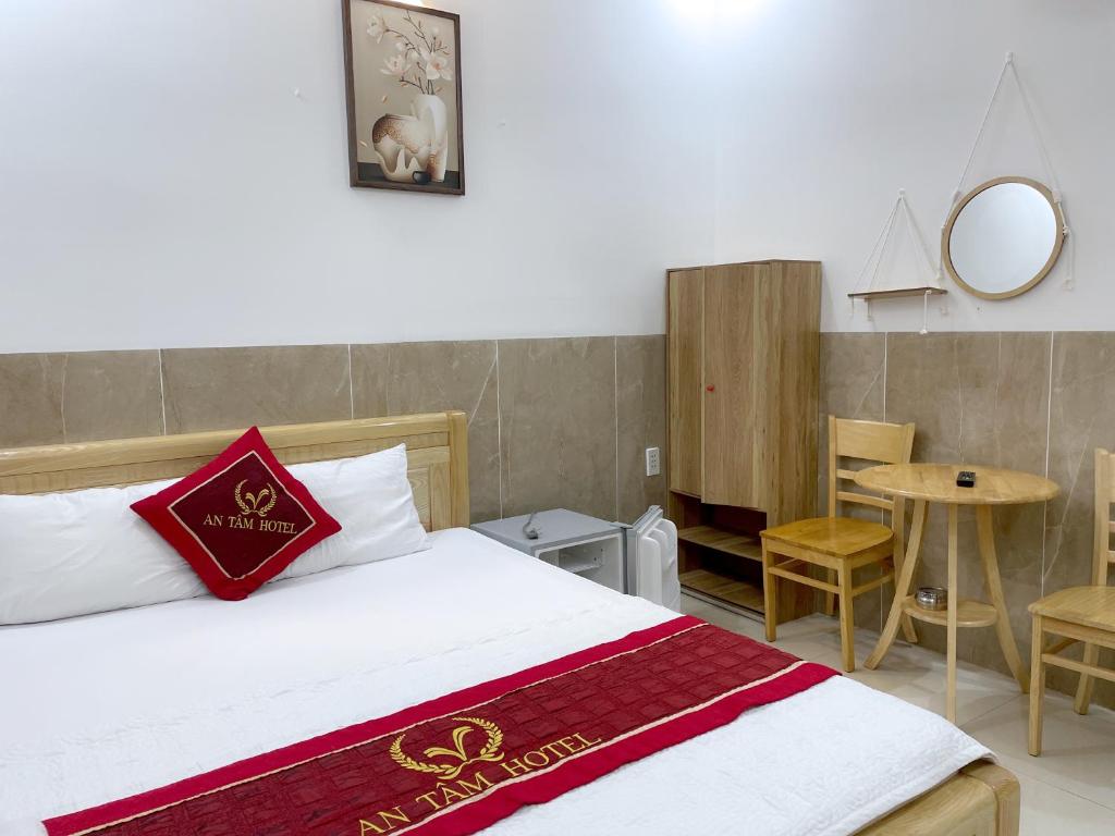 Giường trong phòng chung tại Hotel Hoàng Phúc