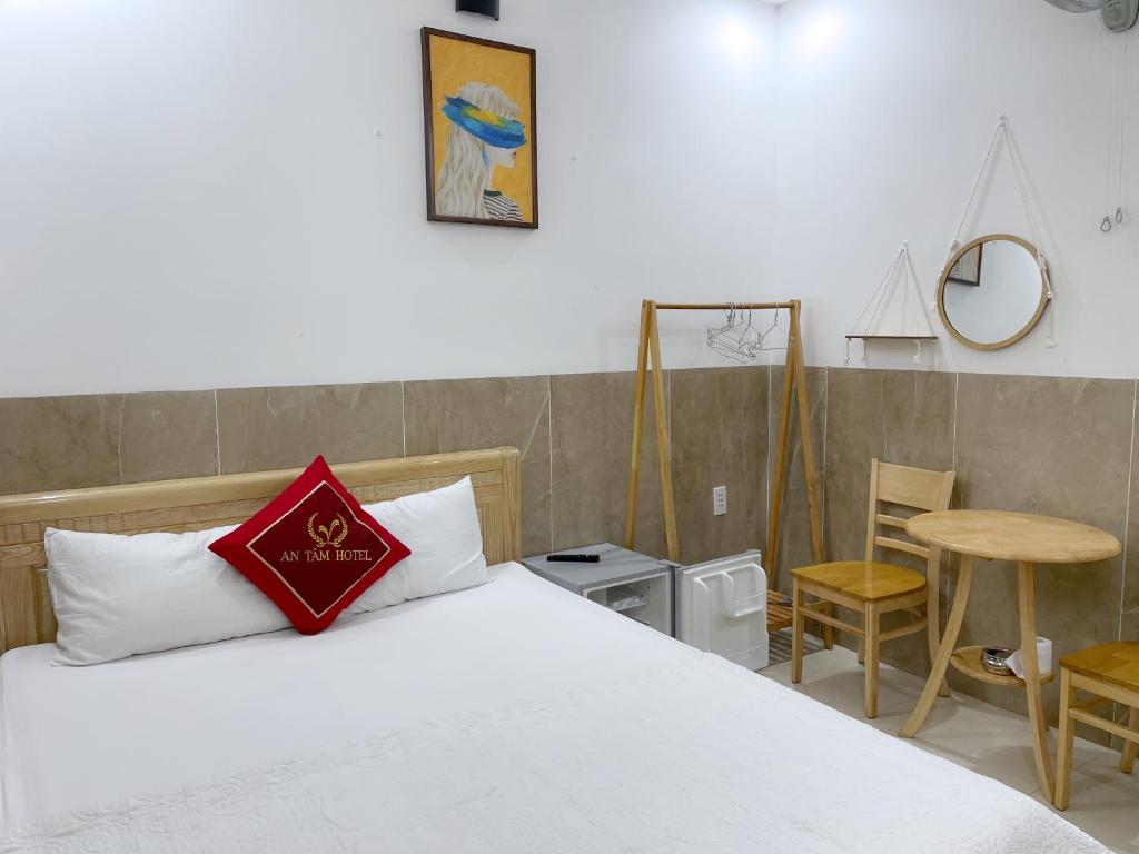 Giường trong phòng chung tại Hotel Hoàng Phúc