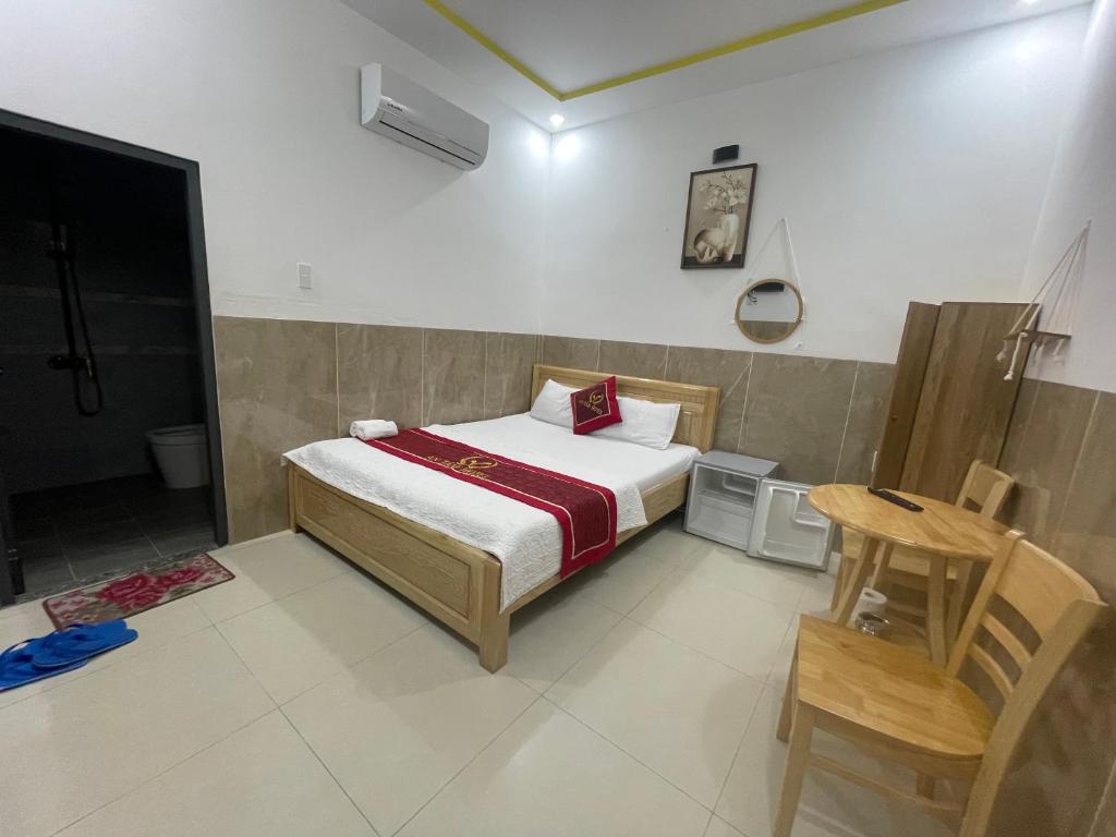 Giường trong phòng chung tại Hotel Hoàng Phúc