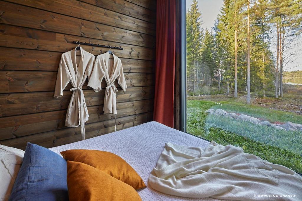 una camera da letto con un letto e una finestra con vista di Villa Kokkoranta - Lake house with the View a Tampere