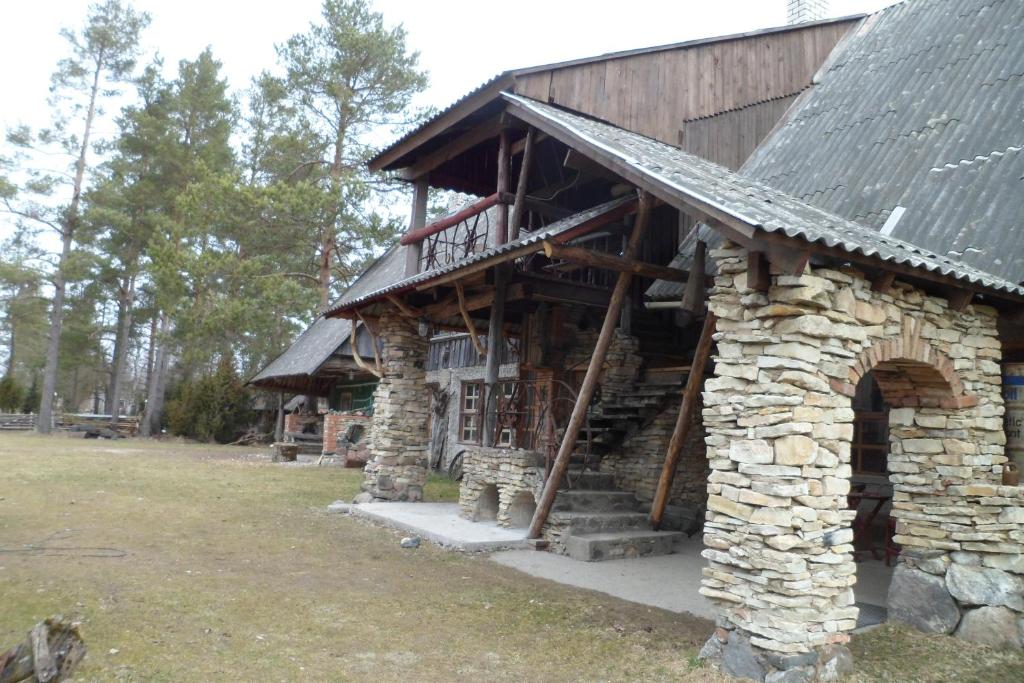 Cabaña de madera con porche y balcón en Viruna Farm, en Kiraste