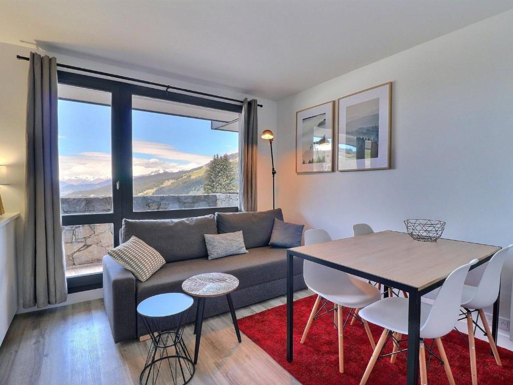 un salon avec un canapé et une table dans l'établissement Charmant 2P rénové, accès skis aux pieds, Méribel - FR-1-182-238, à Les Allues