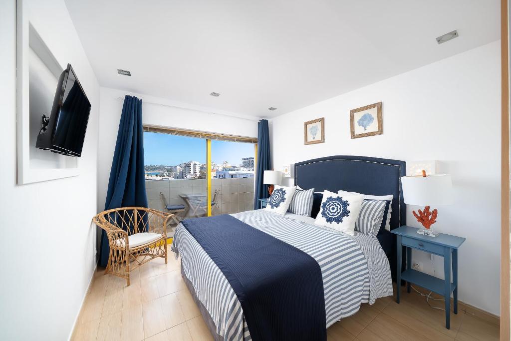 Bright Apt Marina View Steps to Beach