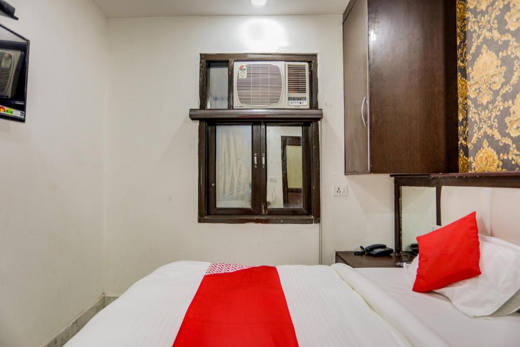 Postel nebo postele na pokoji v ubytování Hotel O Anshun Residency Near Mk Cinemas Rohini