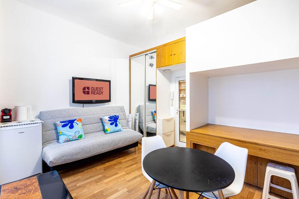 un salon avec une table et un canapé dans l'établissement GuestReady - Lovely home near Notre-Dame Cathedral, à Paris