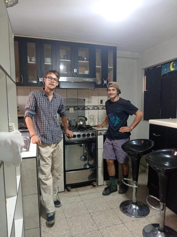 Dos hombres parados en una cocina con fogones en La Casa De Los Amigos, en Arequipa