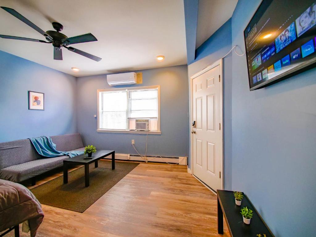Televisyen dan/atau pusat hiburan di New Studio unit near the heart of NYC