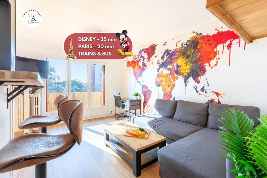 - un salon avec un canapé et une carte du monde dans l'établissement Le Chalet - GARE 3 min - PARIS 20 min - DISNEY 25 min - Lumineux & Chaleureux - Free WIFI, à Thorigny-sur-Marne