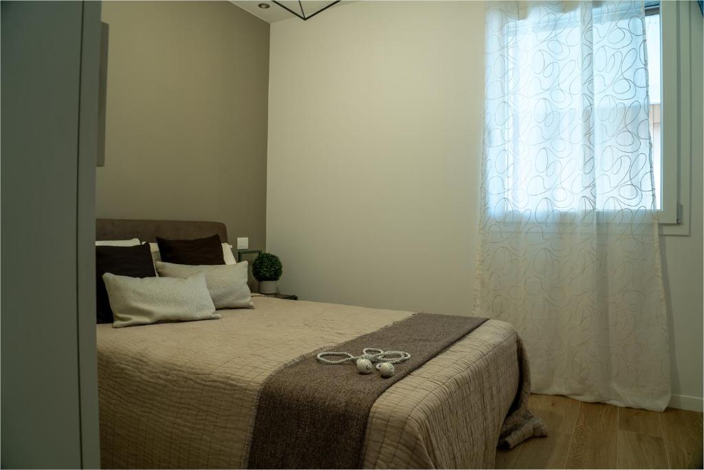 Un dormitorio con una cama con un par de tijeras. en Alloggi Celly Appartamento piano terra, en San Vendemiano