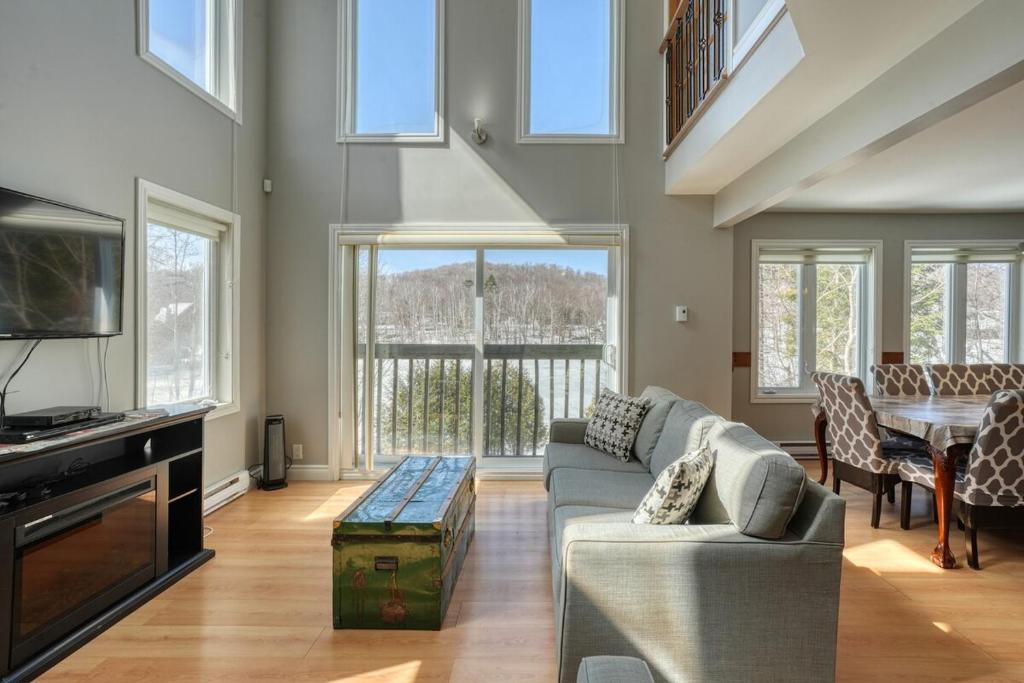 Μια τηλεόραση ή/και κέντρο ψυχαγωγίας στο Cozy Lakefront Chalet Lac Lacasse