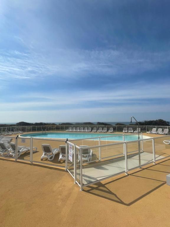 Swimmingpoolen hos eller tæt på Appartement T2 plein sud aux Sables d'Olonne