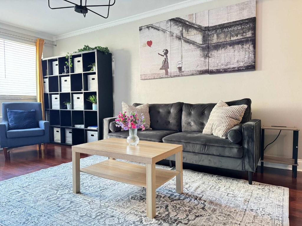 ein Wohnzimmer mit einer Couch und einem Couchtisch in der Unterkunft ATL Downtown 2 Bedroom Condo Free Parking LM302 in Atlanta