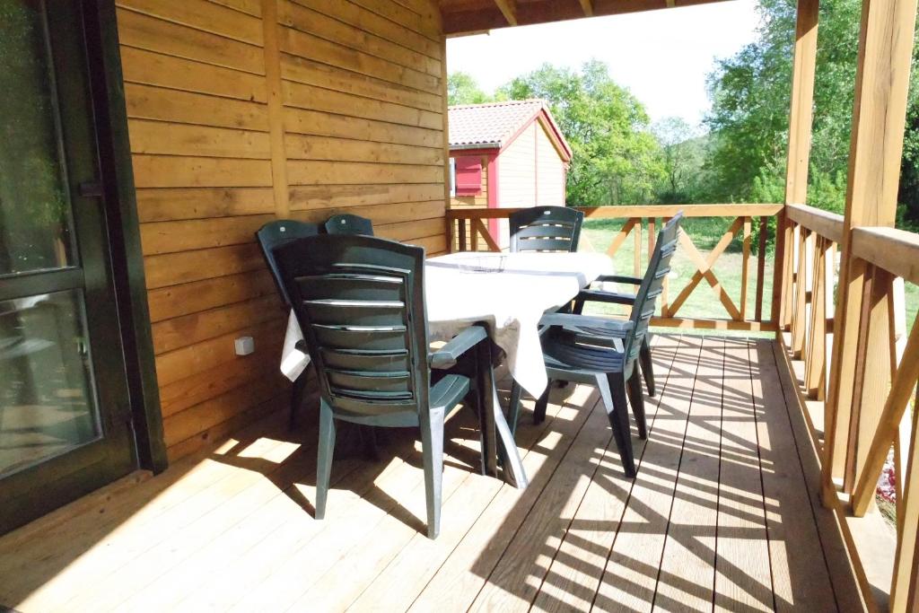a patio with a table and chairs on a deck at Chalet Hertzland in Ranspach