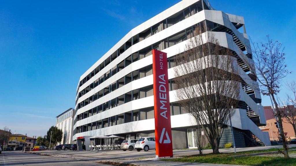 duży budynek z znakiem przed nim w obiekcie CAVALLO Hotel Noventa di Piave w mieście Noventa di Piave