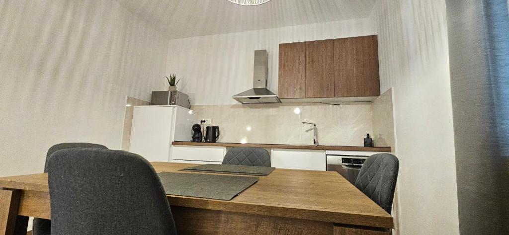 Kuchyň nebo kuchyňský kout v ubytování Apartments Huljić