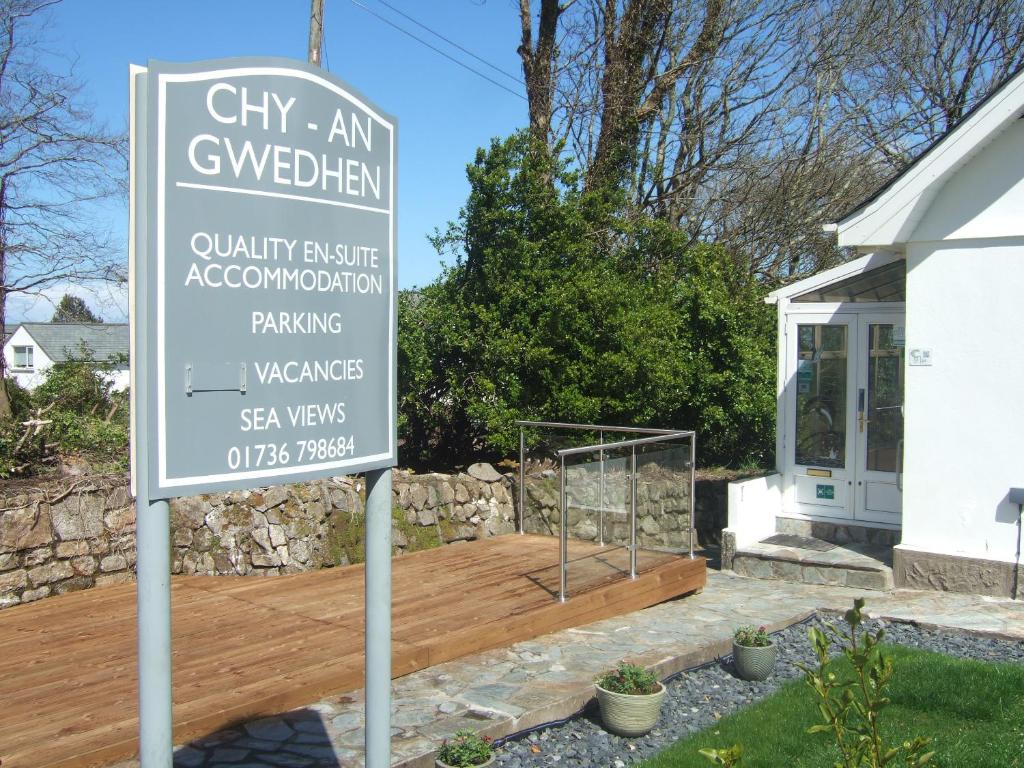 una señal frente a un edificio con una casa en Chy an Gwedhen, en St Ives