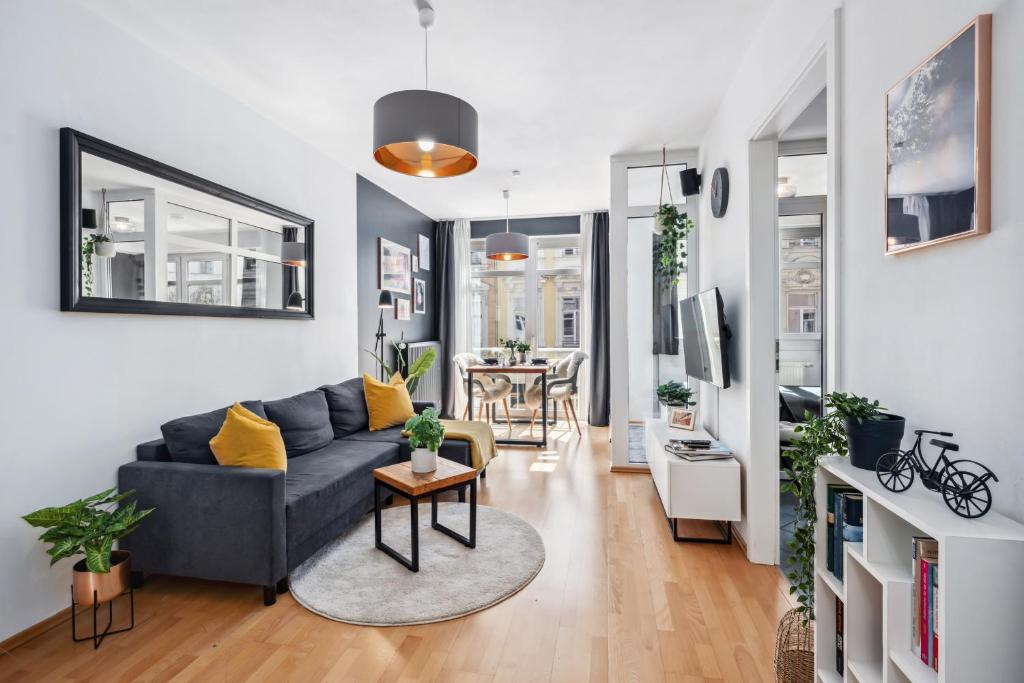 a living room with a couch and a table at TRABER APARTMENTS Gemütlich Zentral Parkplatz in Leipzig