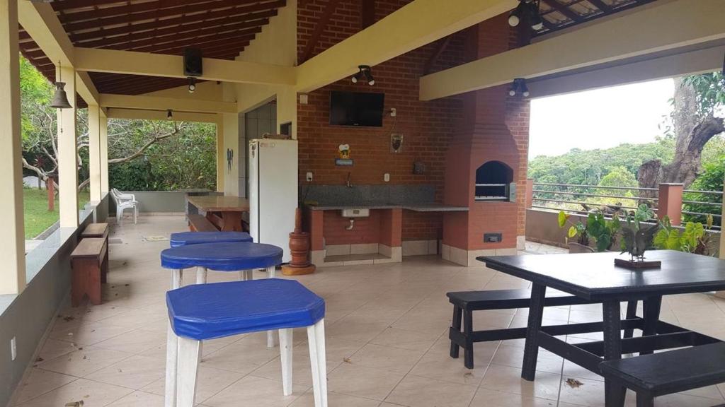 un patio avec une table et des chaises et une cuisine dans l'établissement Sitio Recanto dos Anjos ES, à Guarapari
