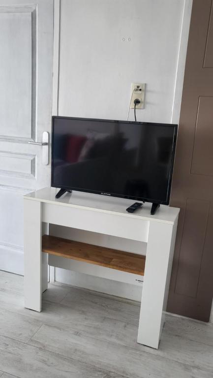 TV a/nebo společenská místnost v ubytování Costa Plana apartment with terrace and sea view