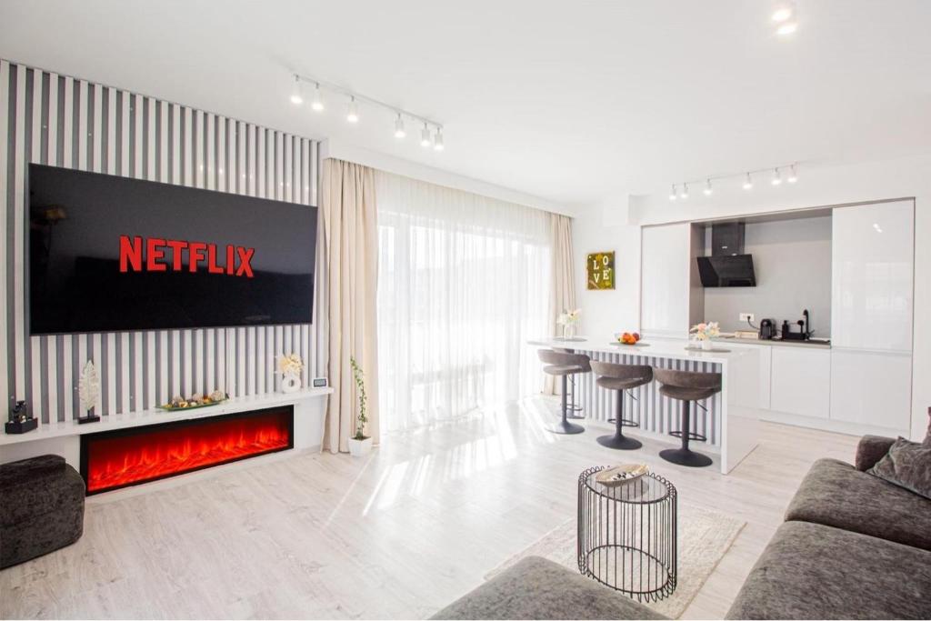 Et opholdsområde på Luxury 2BR 10thFloor Mountain View Large Balcony Floor Heating New building Board Games Self Check-in Shopping Center 360 Tour Free Parking