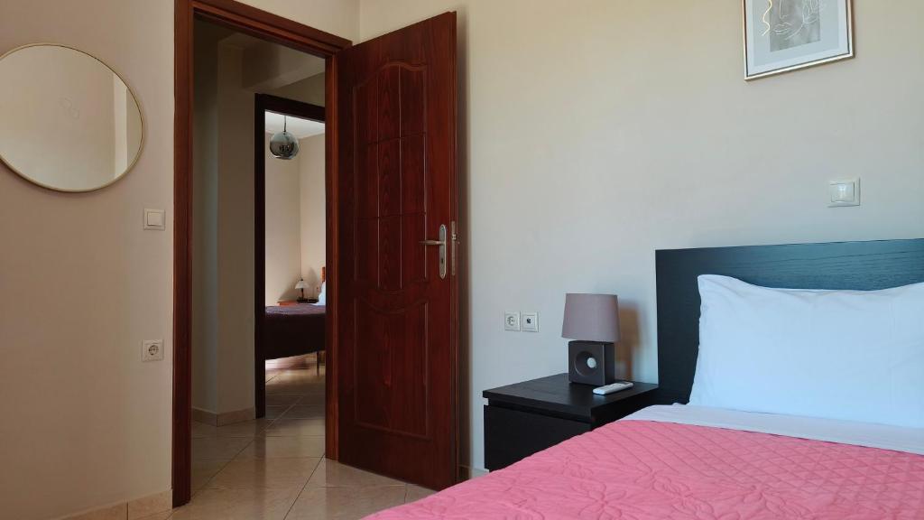 A bed or beds in a room at Pazinos/Neveli Cottage