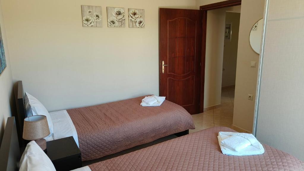 A bed or beds in a room at Pazinos/Neveli Cottage