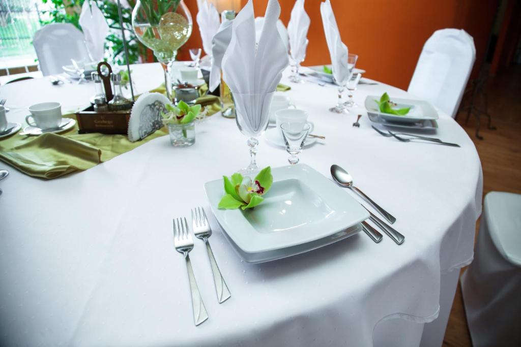 Reštaurácia alebo iné gastronomické zariadenie v ubytovaní Hotel U Grubego