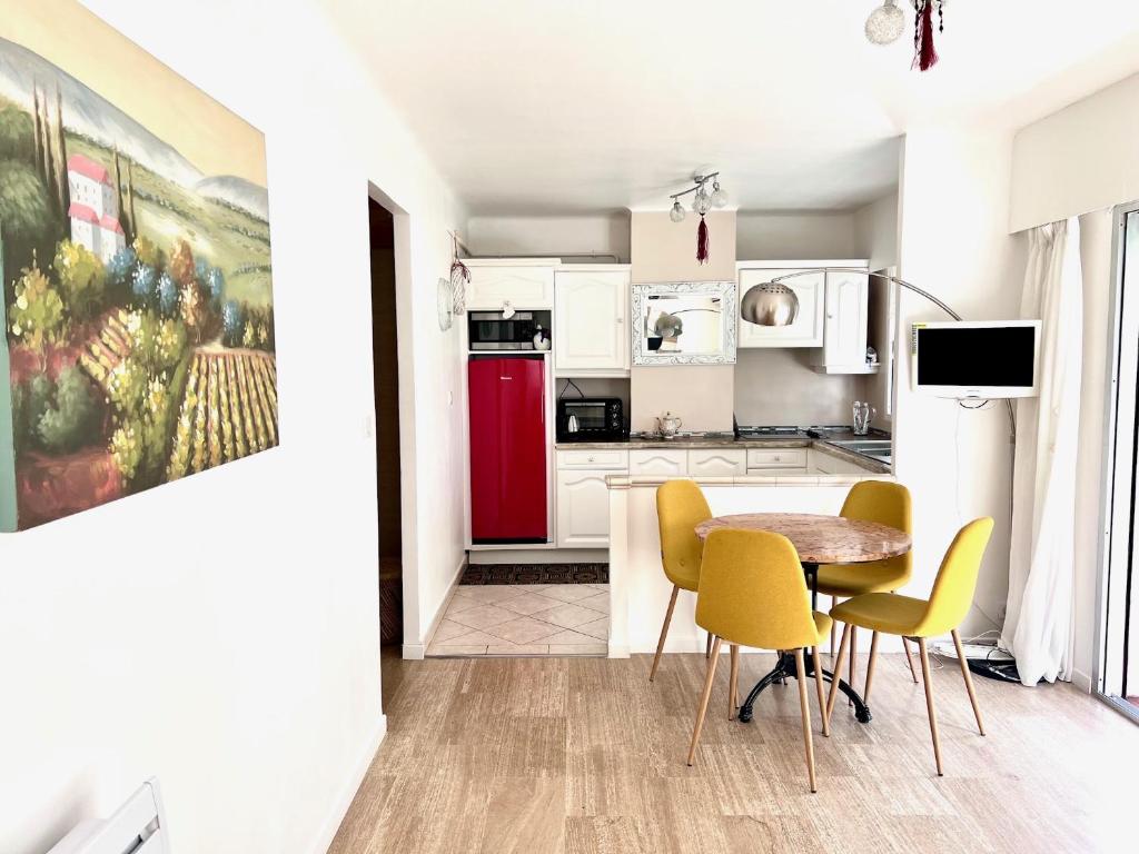 une cuisine et une salle à manger avec une table et des chaises dans l'établissement Positive, à Cannes