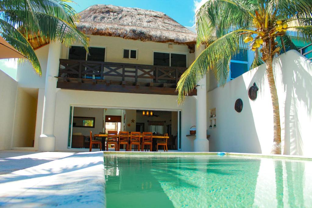 eine Villa mit Swimmingpool vor einem Haus in der Unterkunft Hidra luxurious accommodation in San Benito