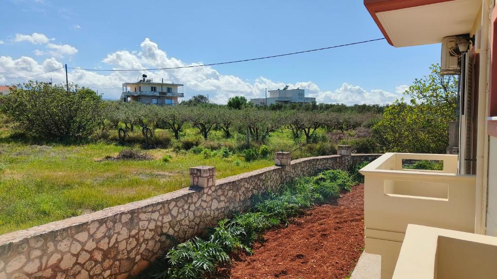 A garden outside Pazinos/Neveli Cottage