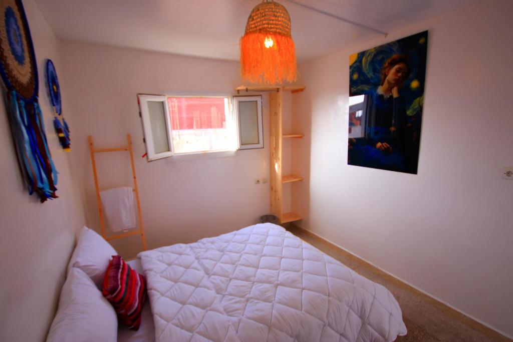 Postel nebo postele na pokoji v ubytování Jurassic Surf House Anza