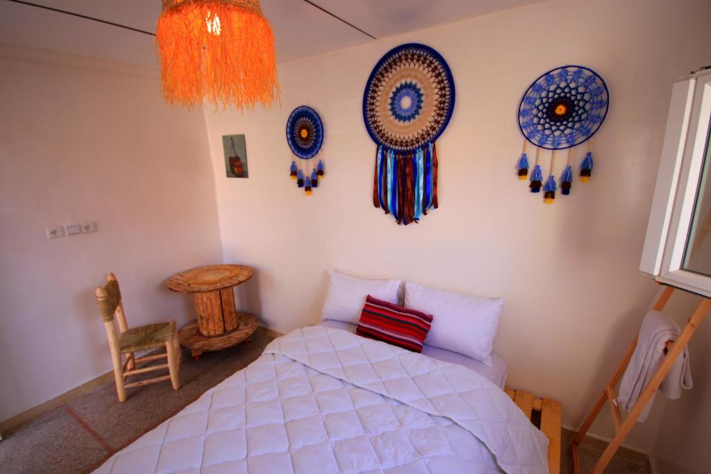 Postel nebo postele na pokoji v ubytování Jurassic Surf House Anza