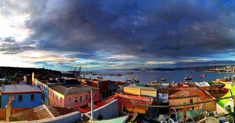 PazZHOtel في فالبارايسو: منظر لمدينة بها مسطح مائي