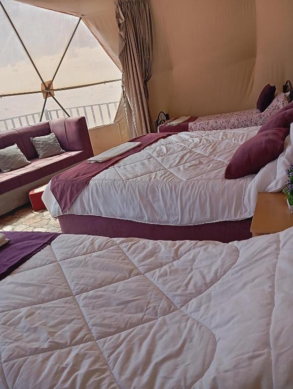 Postel nebo postele na pokoji v ubytování Wadi rum suprise camp