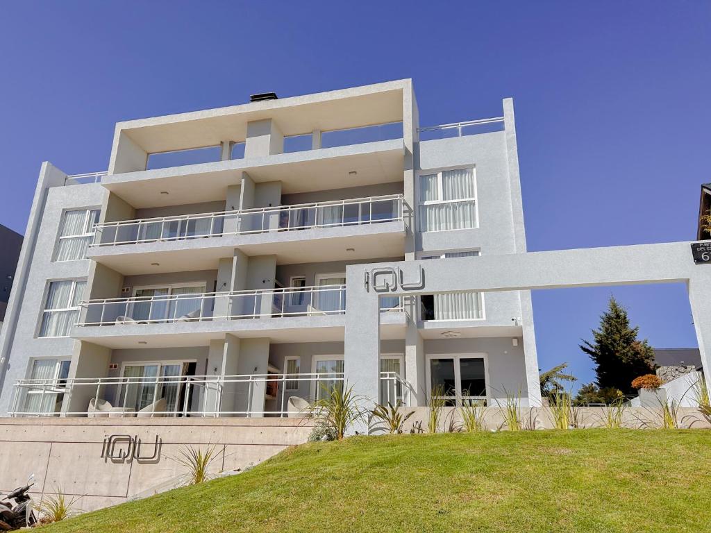 a white building with a cross in front of it at IQU Apart in Las Gaviotas